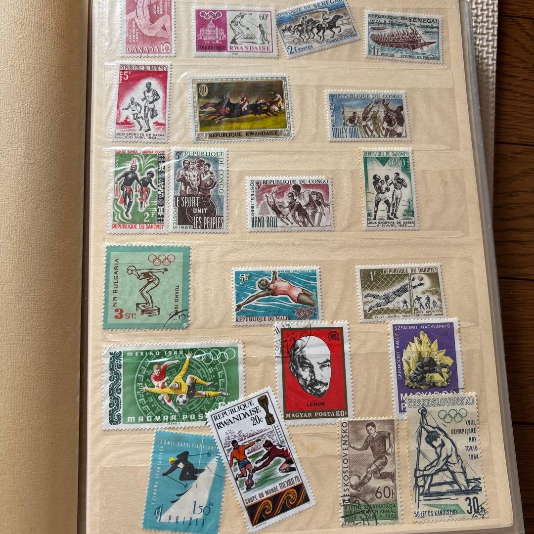 海外切手】ヴィンテージ アルバム1冊分 まとめ売り（動物・宇宙