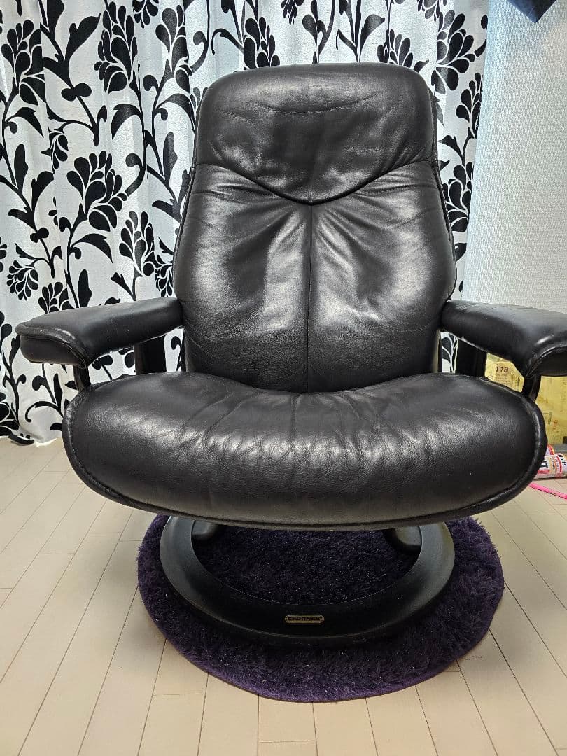 EKORNES 黒 レザー 回転式座椅子　オットマン付き EKORNES(エコーネス)リクライニングチェア「ストレスレス トーキョー