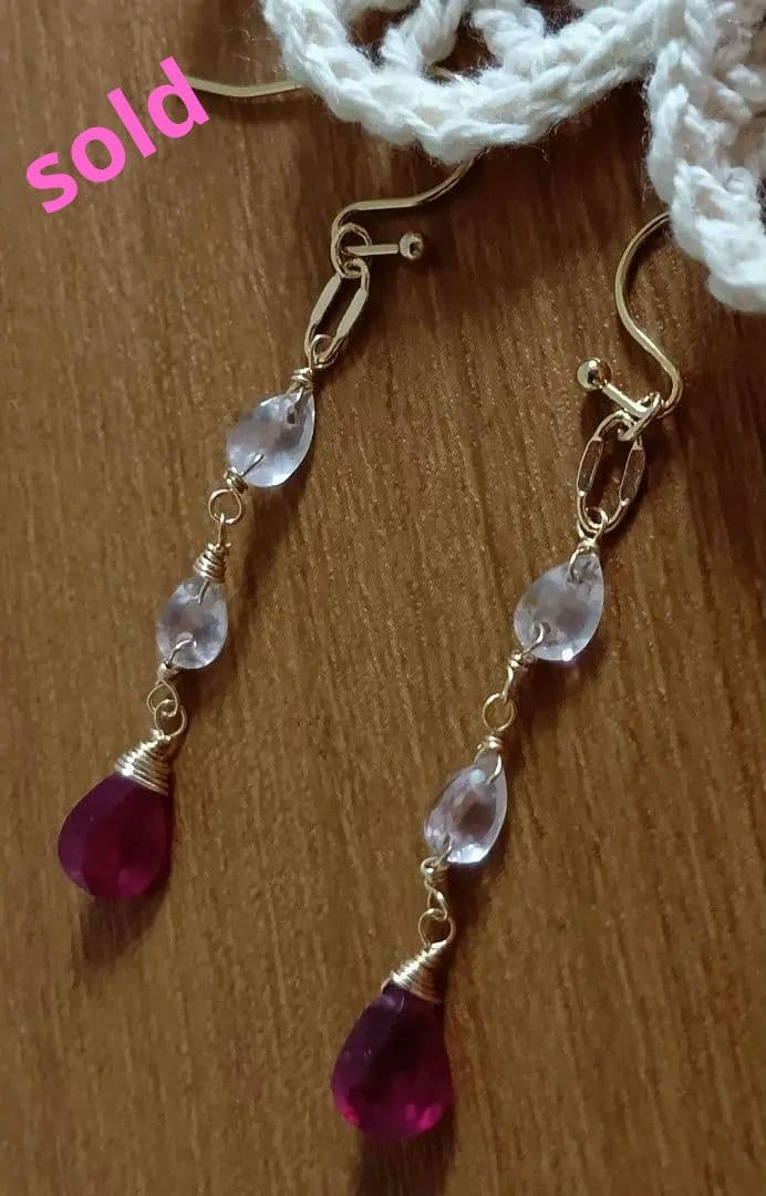 437 14kgf宝石質ルビー＆ローズクォーツのチャーム 14金 ローズクォーツ ルビー ピアス (両耳用1ペア) キュービック