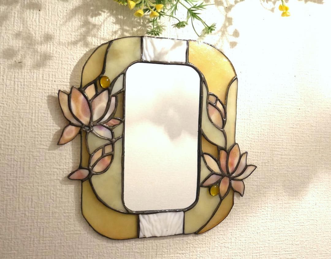 ✴︎:.。蓮の壁掛け鏡♪　ベージュトーン　ステンドグラス ✴︎:.｡蓮の壁掛け鏡♪ ステンドグラス ドレッサー・ミラー・鏡台 更紗