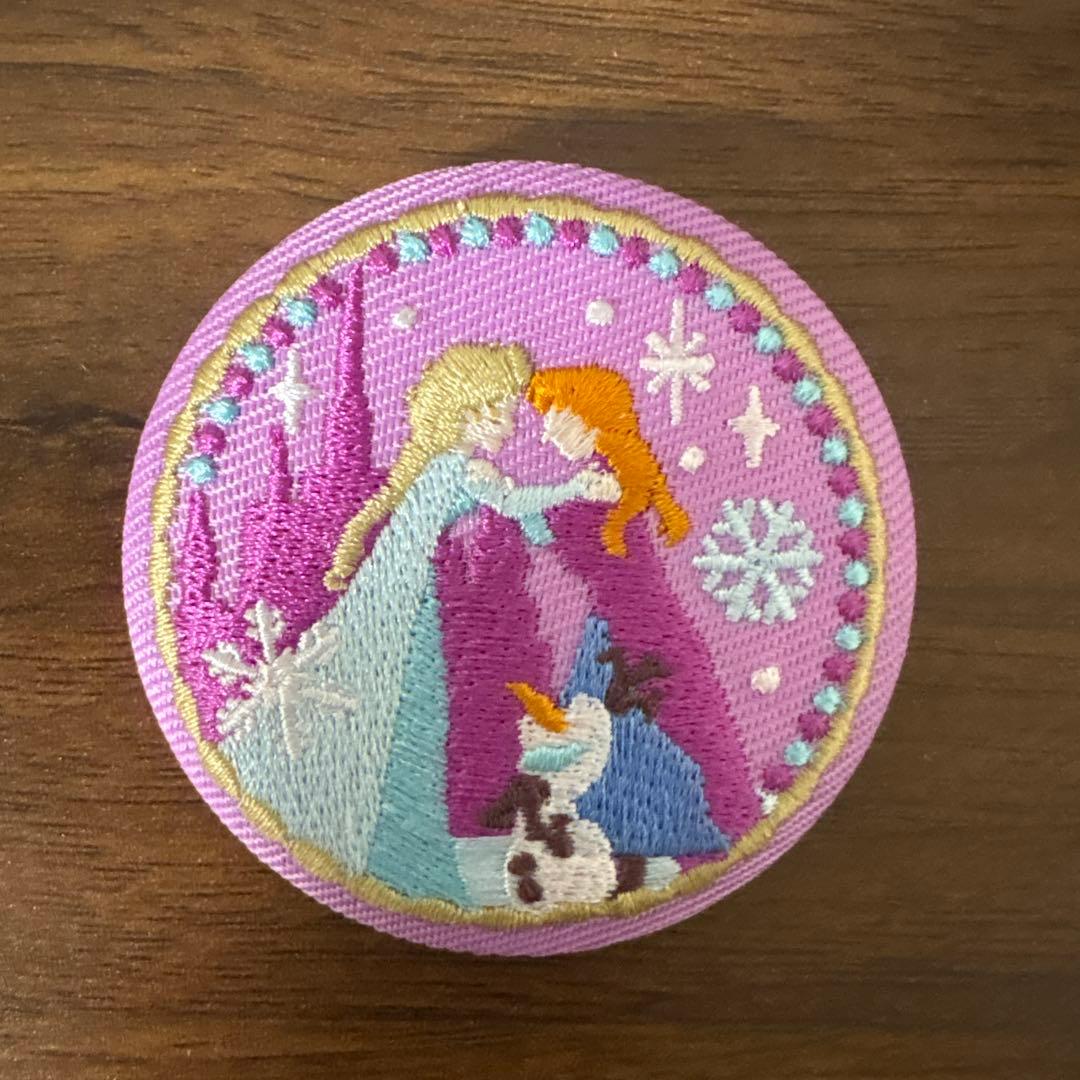 ディズニー 刺繍缶バッジビスケット2の「アナと雪の女王」 - メルカリ