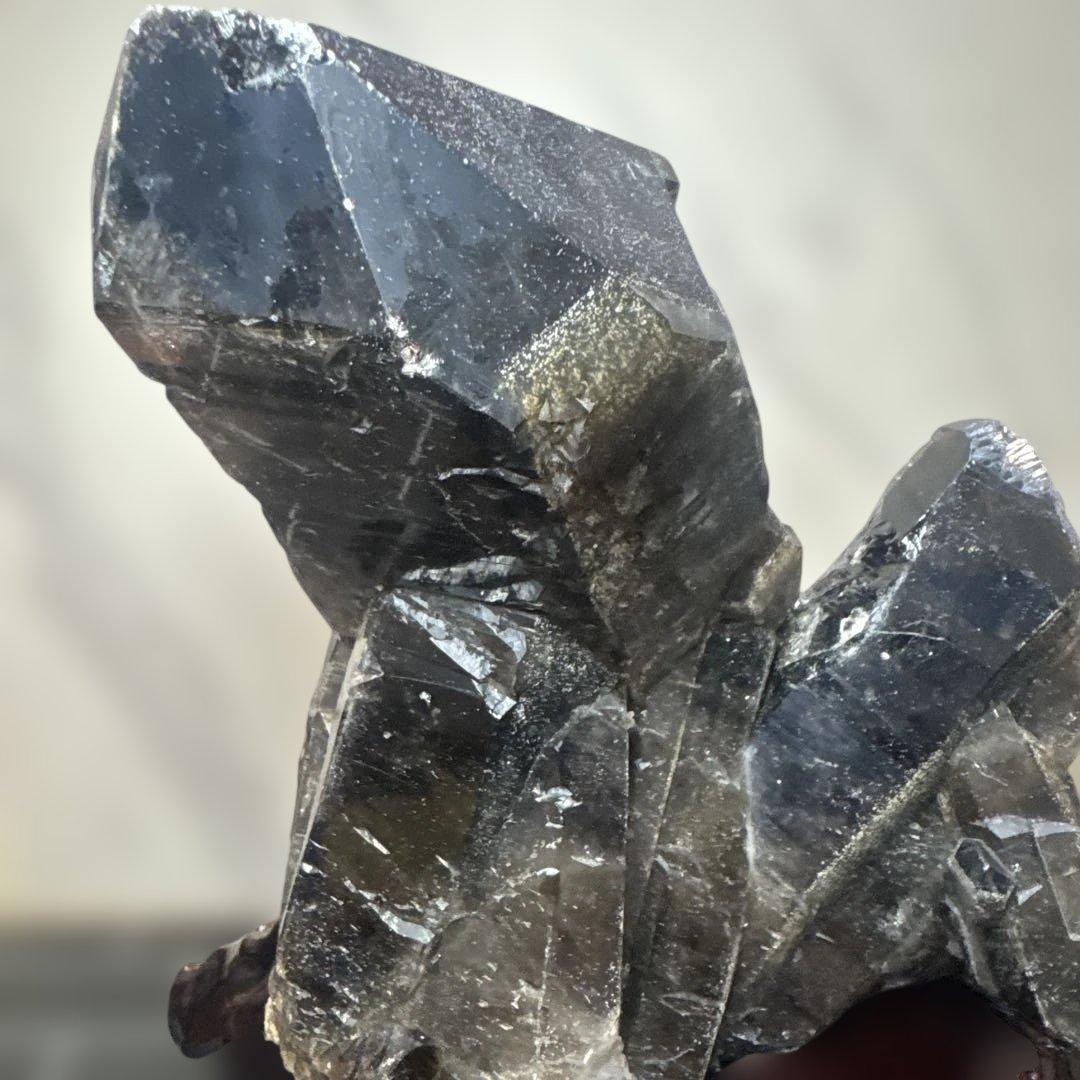 【展示品】山東省五蓮県産 6.3kg モリオン原石 台座付　黒水晶