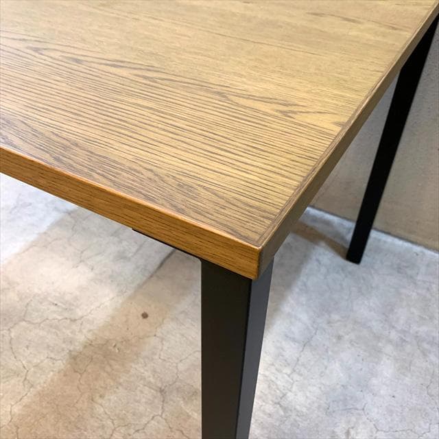 SIEVEのKarla（カーラ）ダイニングテーブル