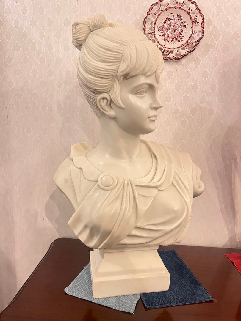 女性の胸像　02