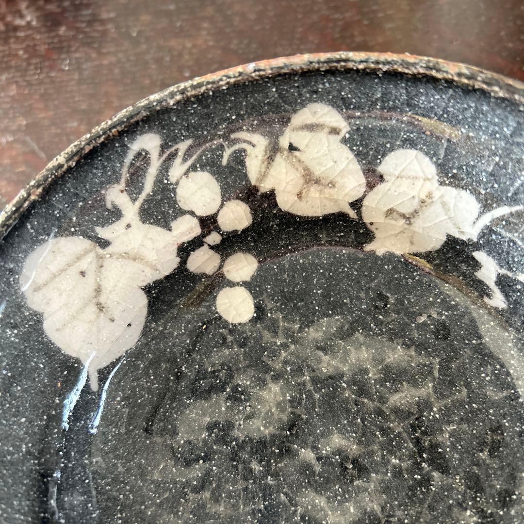 美濃焼 玉山窯 鼠志野 白抜き葡萄文 三つ足鉢 向付