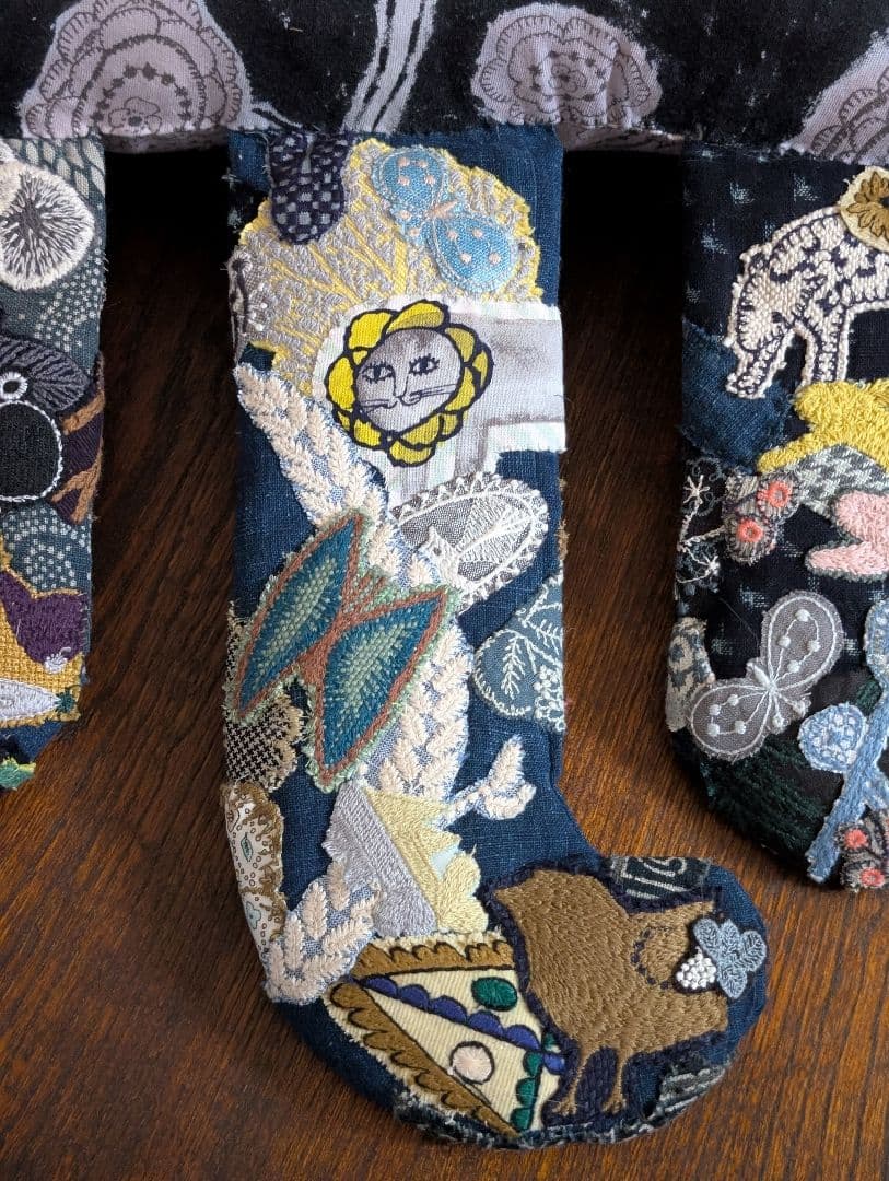 《藍染とミナペルホネンをまとった猫》古布　藍型染　サリーS　刺し子　抱きぐるみ