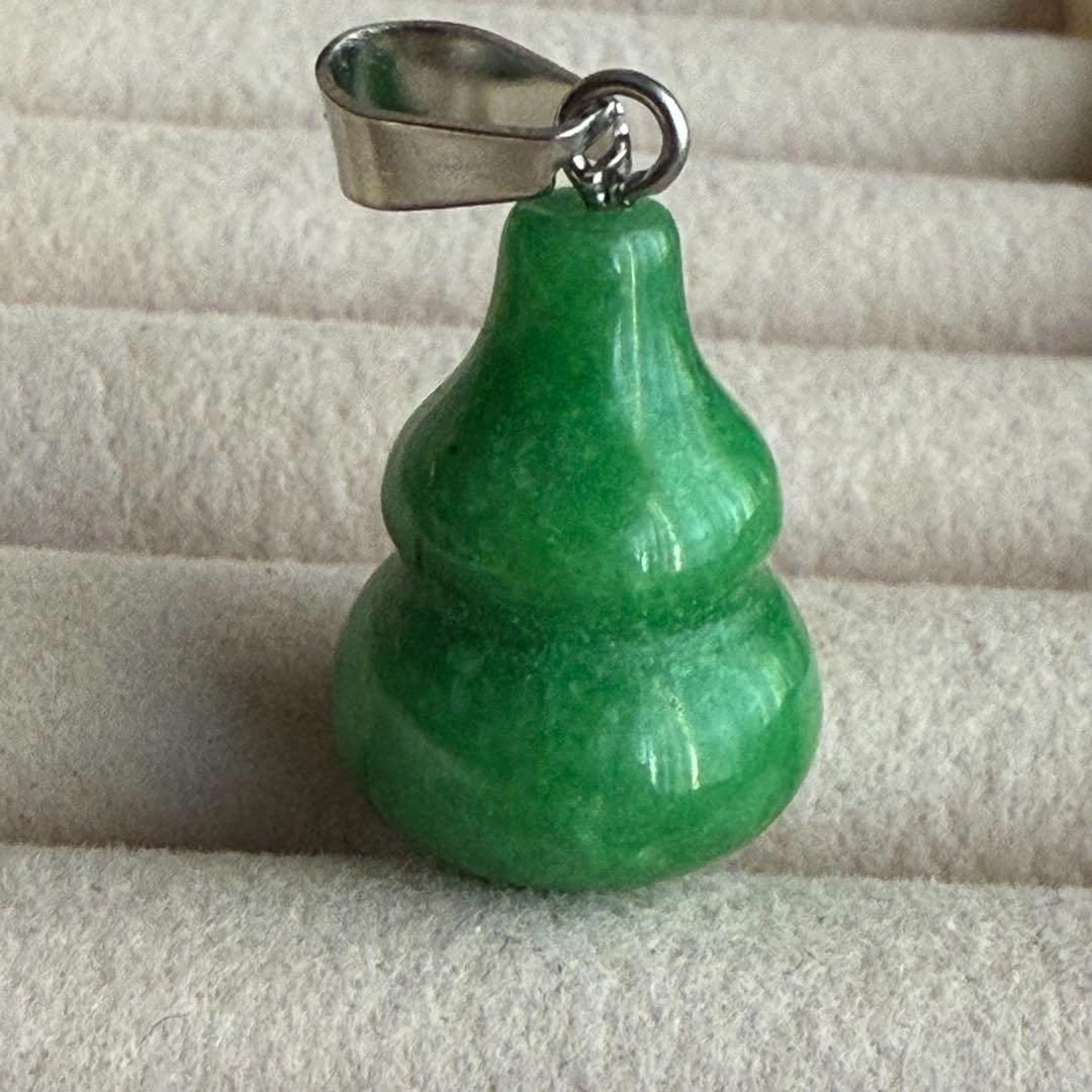 グリーンカラー）翡翠 ひょうたん ペンダントトップ 縁起物／金運