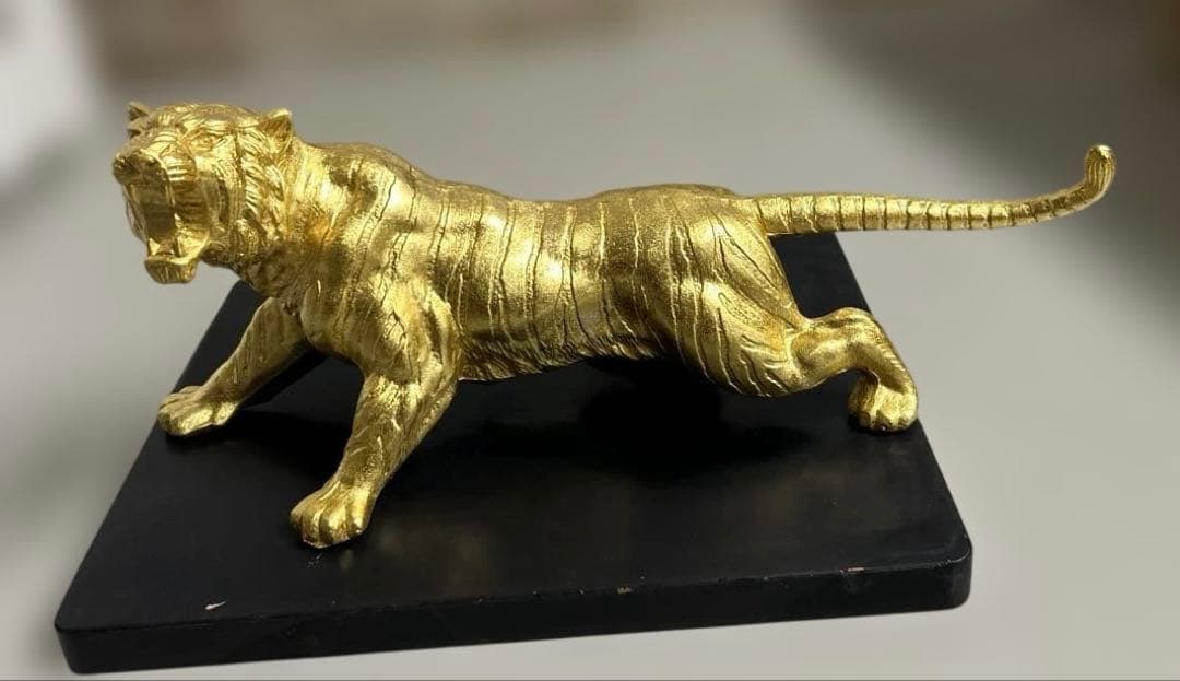 希少！金属製　金色　虎　彫刻　工芸品　置物 寅や年号をモチーフにした逸品で新年の訪れを華やかに演出～ 2022年
