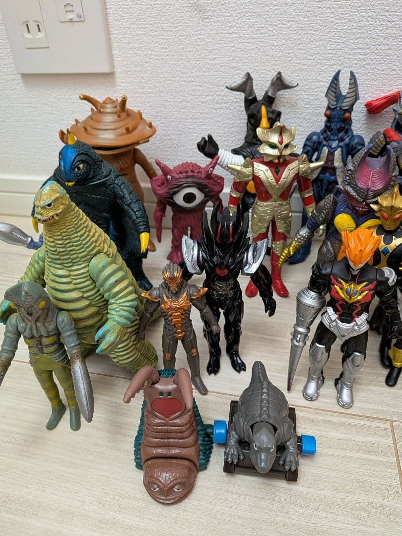 ウルトラマン怪獣ソフビまとめ売り40体＋おまけ付き ベリアルキャッスル