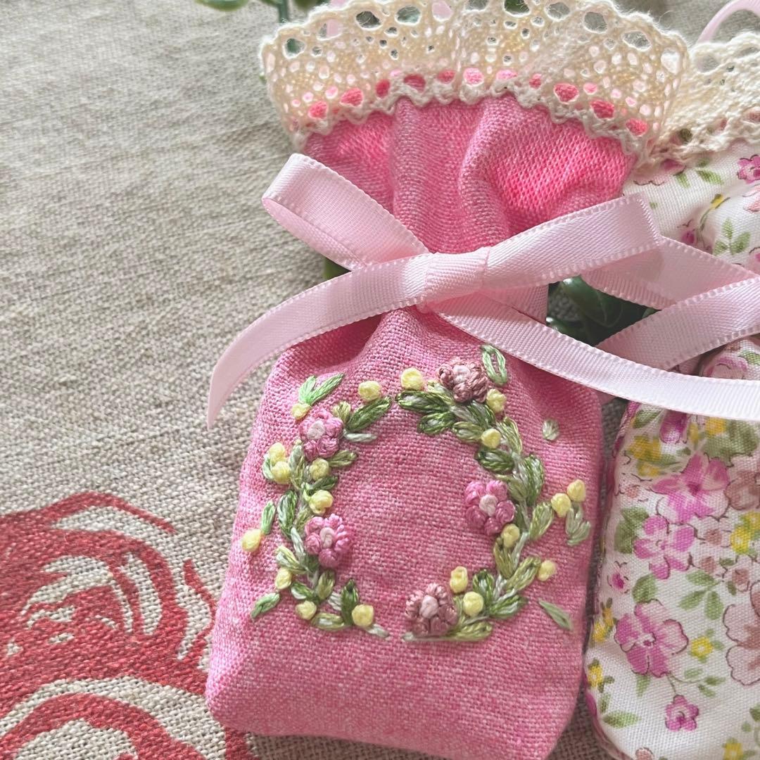 No.2304-5 ミディサシェ 香り袋 ピンクのリース刺繍＊小花柄