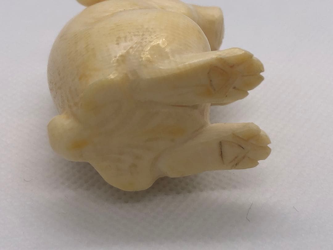 根付　兔　時代物　マンモス牙　提げ物　彫刻 サイズ：48.2cm 重さ：40g