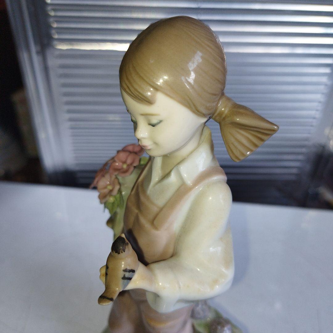 小鳥と話す少女。