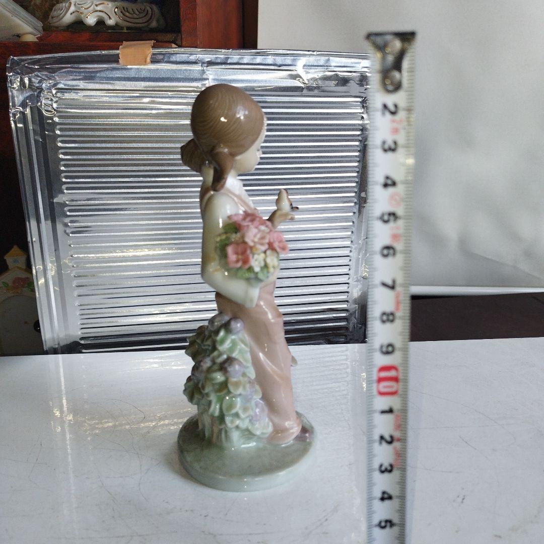 小鳥と話す少女。