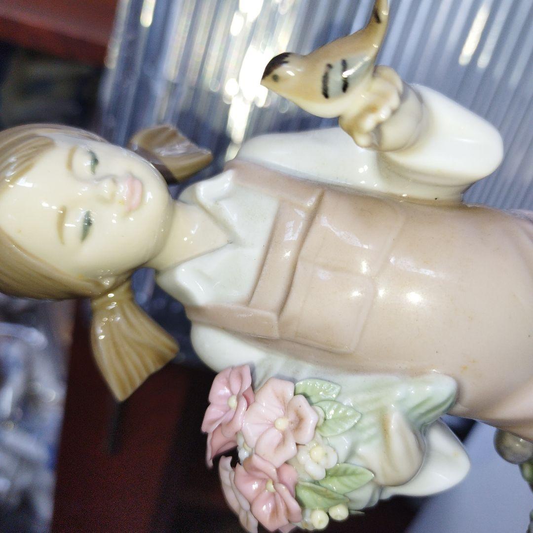 小鳥と話す少女。