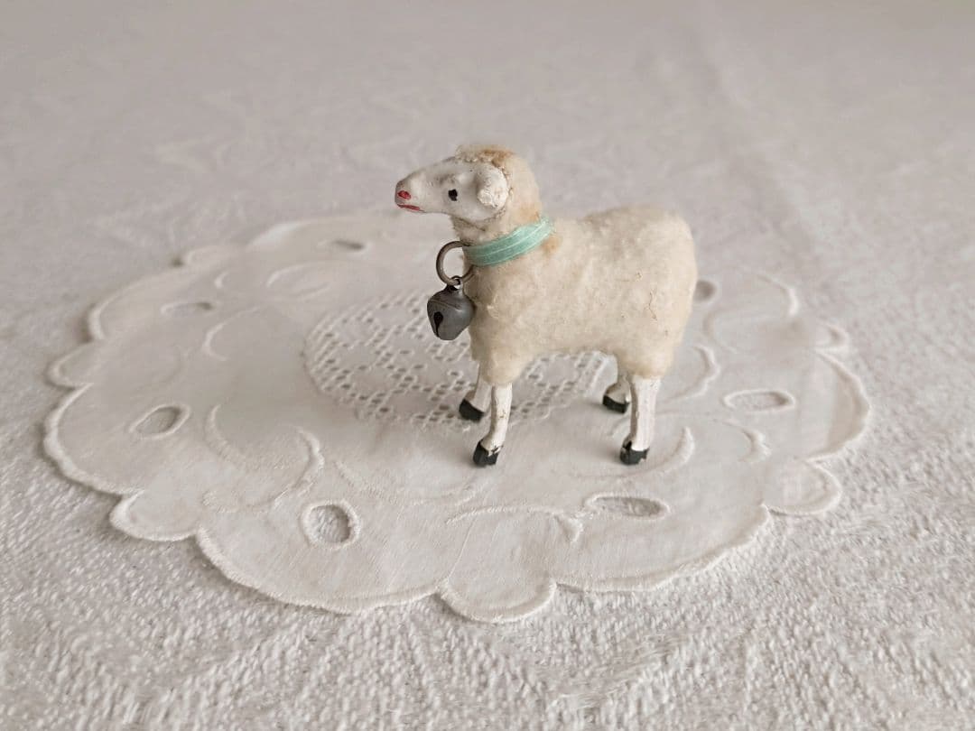 * antique sheep ✵ * 水色リボンと鈴をつけた小さな 羊さん