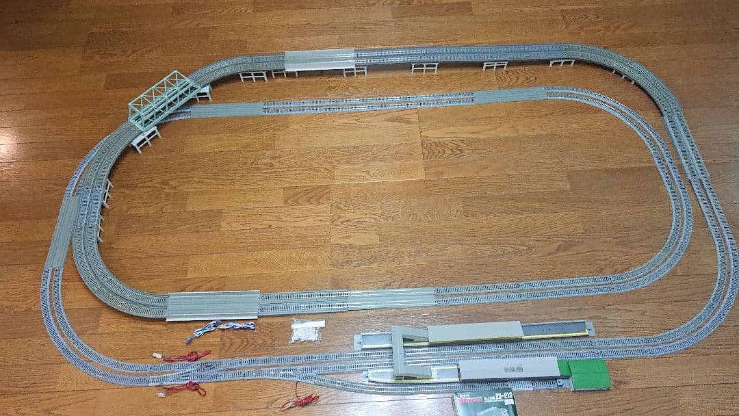 KATO製品 複線レイアウト(立体交差、対向・島式ホーム、地上駅舎) KATO