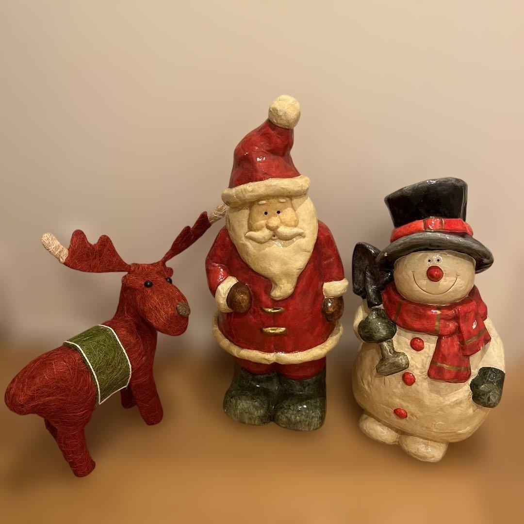 赤いトナカイとサンタクロース、スノーマンのクリスマス装飾 Amazon | 【3個】クリスマスキャラクターオブジェ25cm スノーマン
