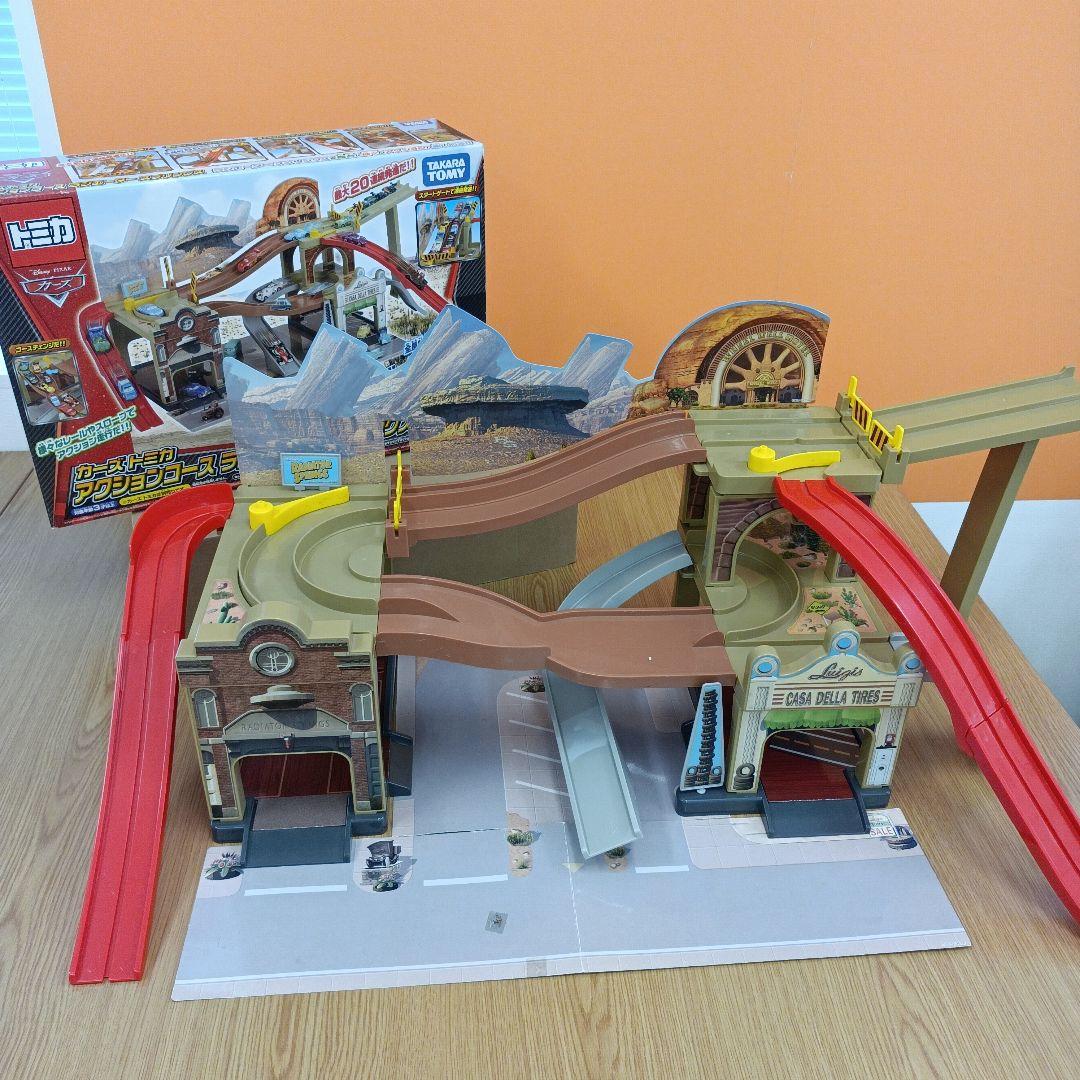 カーズ トミカ アクションコース ラジエーター・スプリングス - メルカリ