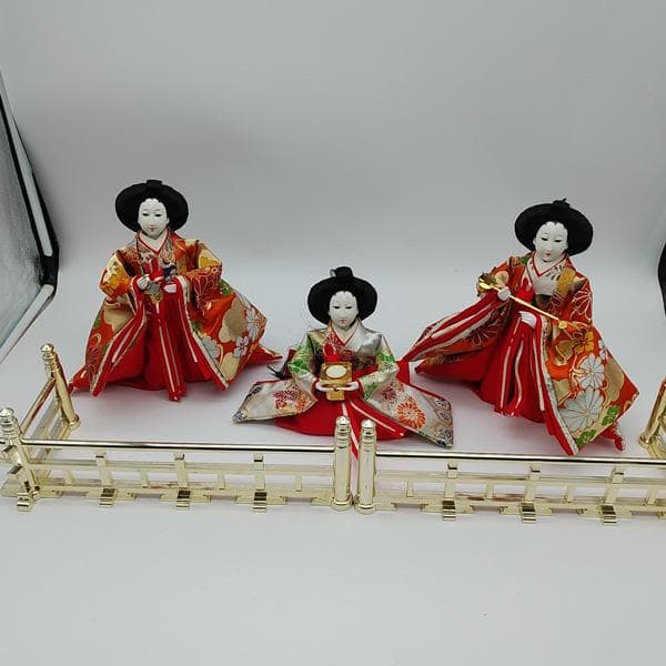 三人官女「加えの銚子」を持つ官女、「三方」を持つ官女、「長柄銚子