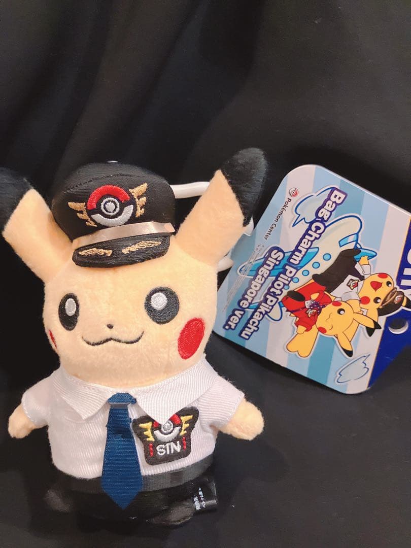 【新品】シンガポール限定　ポケモン　ピカチュウ　バッグチャーム ☆シンガポール限定☆ポケモンセンター CAピカチュウ バッグチャーム