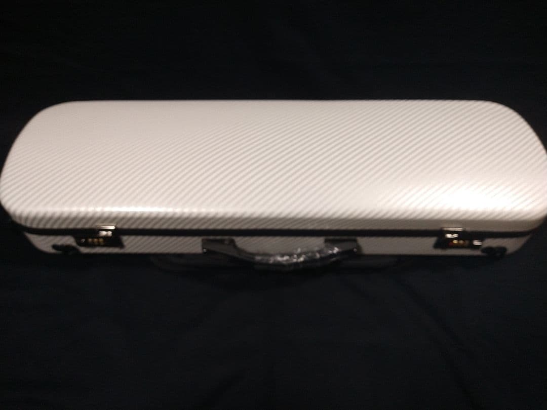 珍しい 、美しいデザインの 手作り バイオリン カーボンファイバー