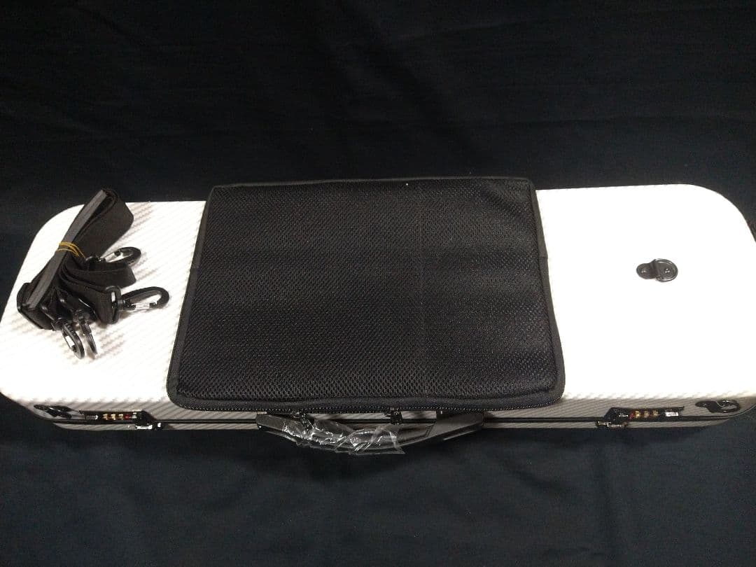 珍しい 、美しいデザインの 手作り バイオリン カーボンファイバー