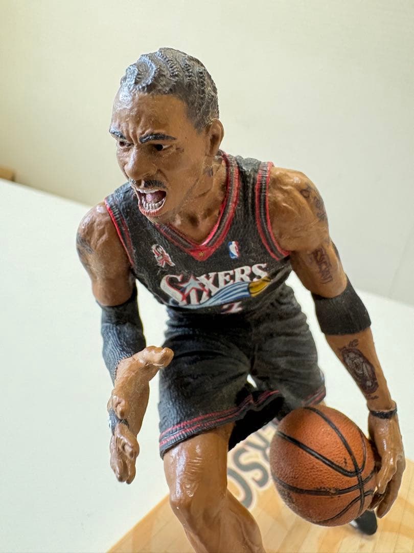 NBA アレン・アイバーソン フィギュア 76ers 台座付き - メルカリ