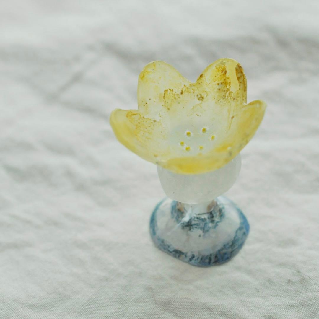 安達知江さん 黄色い花のガール girl