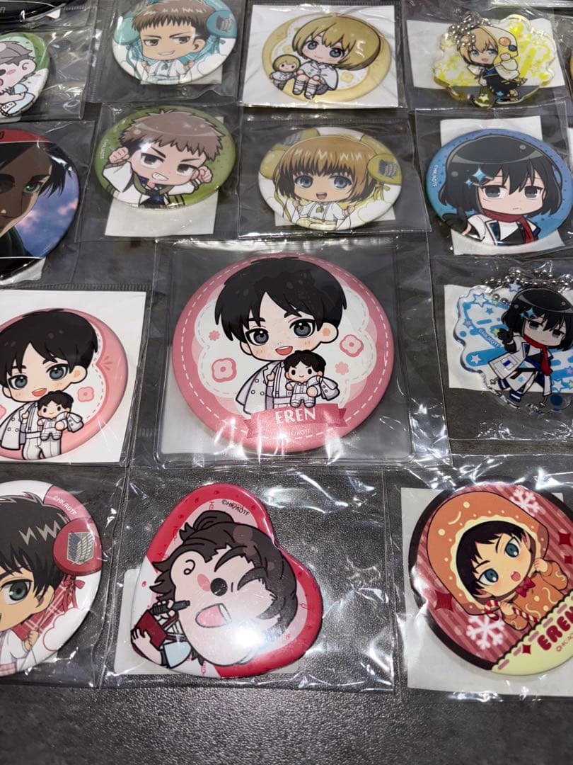 進撃の巨人 グッズ まとめ売り アクリルキーホルダー 缶バッジ - メルカリ