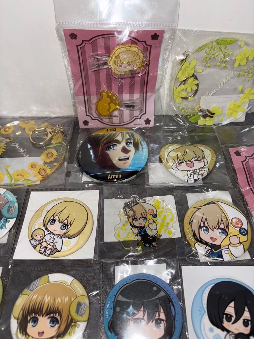 進撃の巨人 グッズ まとめ売り アクリルキーホルダー 缶バッジ - メルカリ