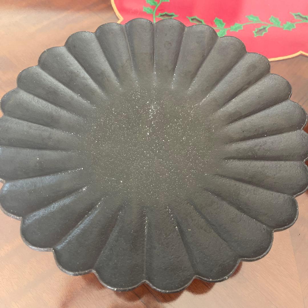 高島大樹 器 黒釉輪花 23cm