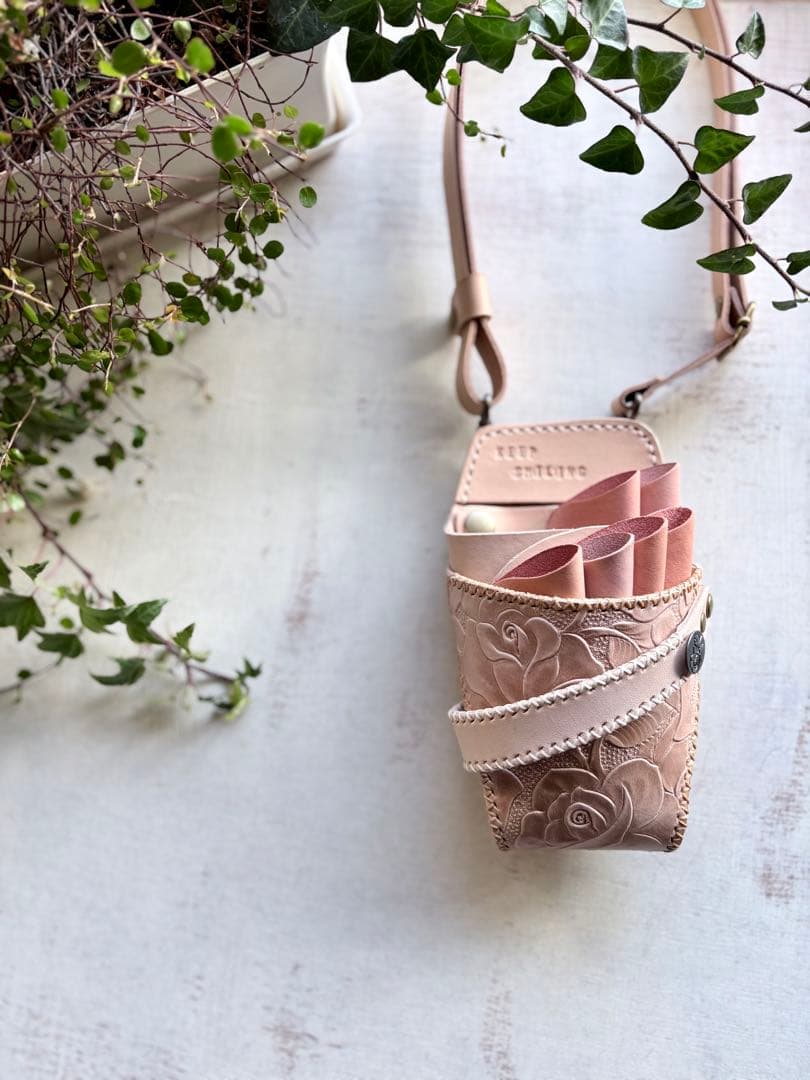 ヌメ革ナチュラル、ローズ型押しのシザーケース ヌメ革ナチュラルローズ型押しの大人可愛いシザーケース - coocs works
