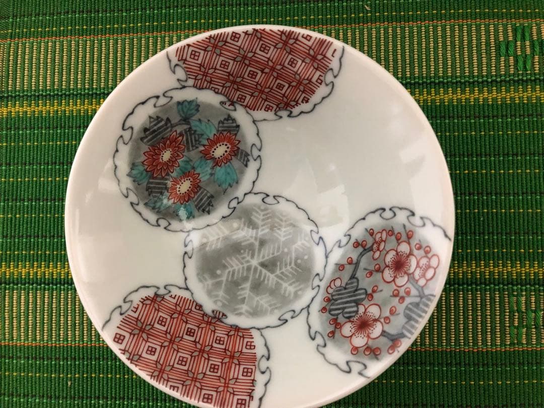 １４代今泉今右衛門　色絵さし墨色墨はじき草花文盃　人間国宝 十四代今泉今右衛門 作 色絵墨色墨はじき草花文盃 – ギャラリー一番館