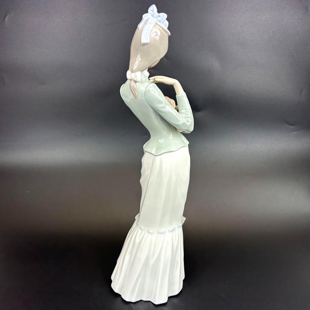 myu様専用】リヤドロ 仔犬を抱く貴婦人 子犬とお散歩 傘 フィギュア