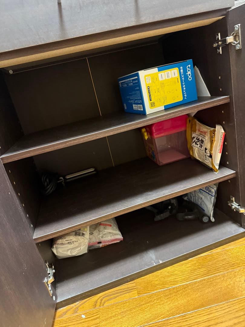 取来人 木製食器棚 ダークブラウン ガラス扉付き 棚 - メルカリ