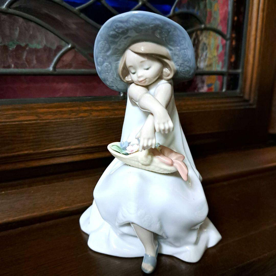 リヤドロLLADRO 「花のバスケットをもつ少女」#8153 小鳥と話す少女 | リヤドロ公式オンライン