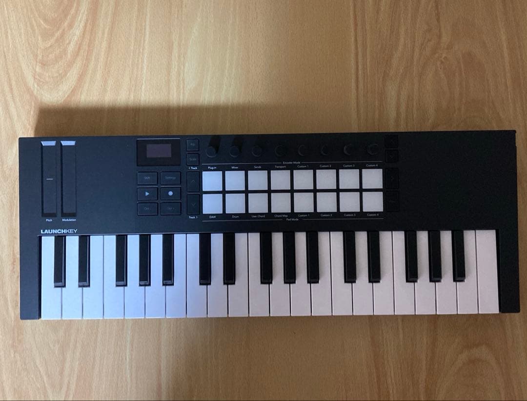 DTM・DAW Launchkey Mini 37 Mk4 USB MIDIキーボードコントローラー〕 Launchkey Mini 37 Mk4 White