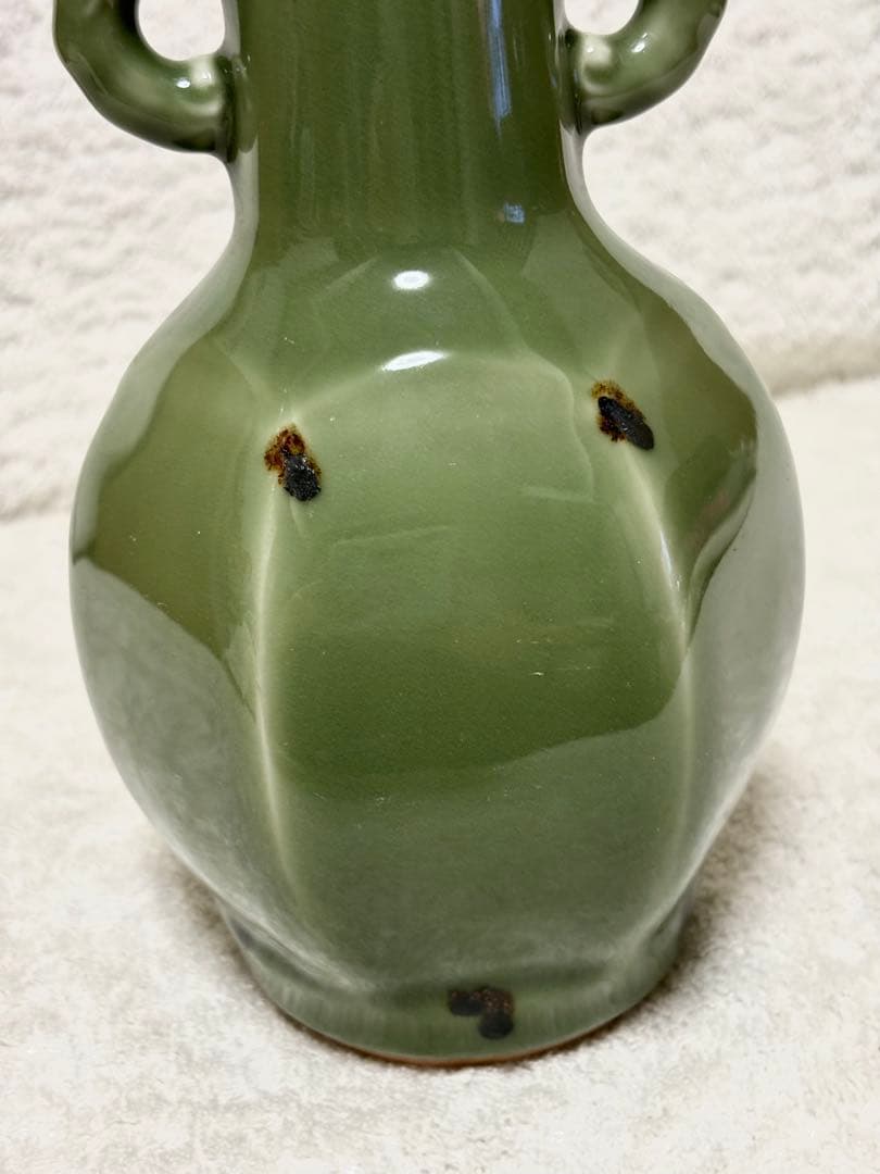 京都の陶芸家、二代目 加藤溪山（かとう けいざん）による青瓷耳付花生