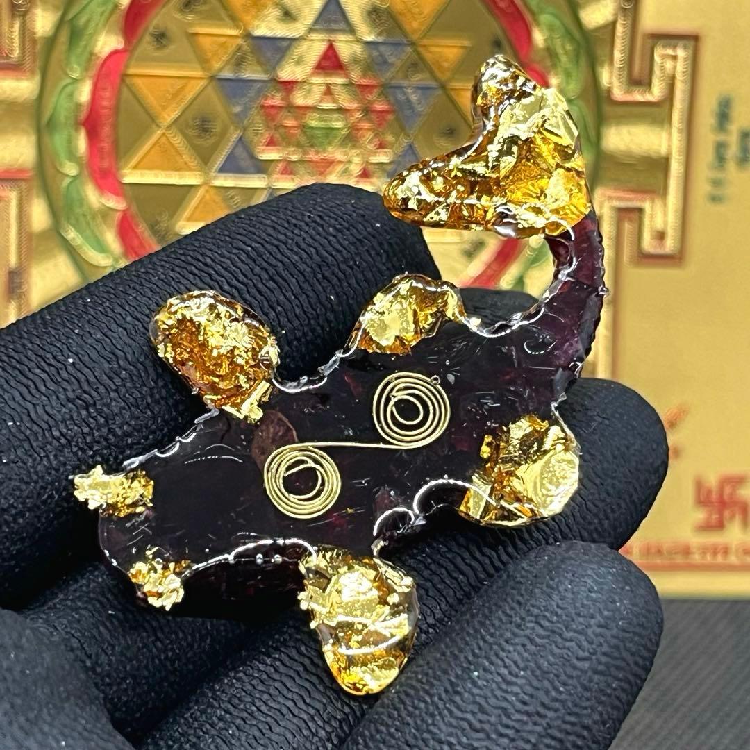 ゴールドに輝く鯉(コイ)のオルゴナイト【ガーネット】