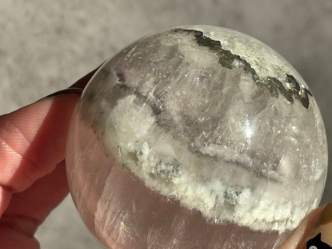 《虹きらめく＊セリサイトinフローライト（パイライト共生）》