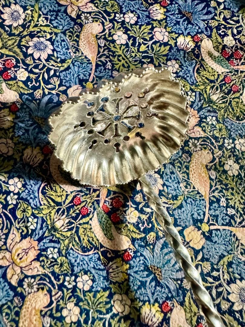 英国銀器 大振りのシフタースプーン エリザベス女王の愛するスコーンと