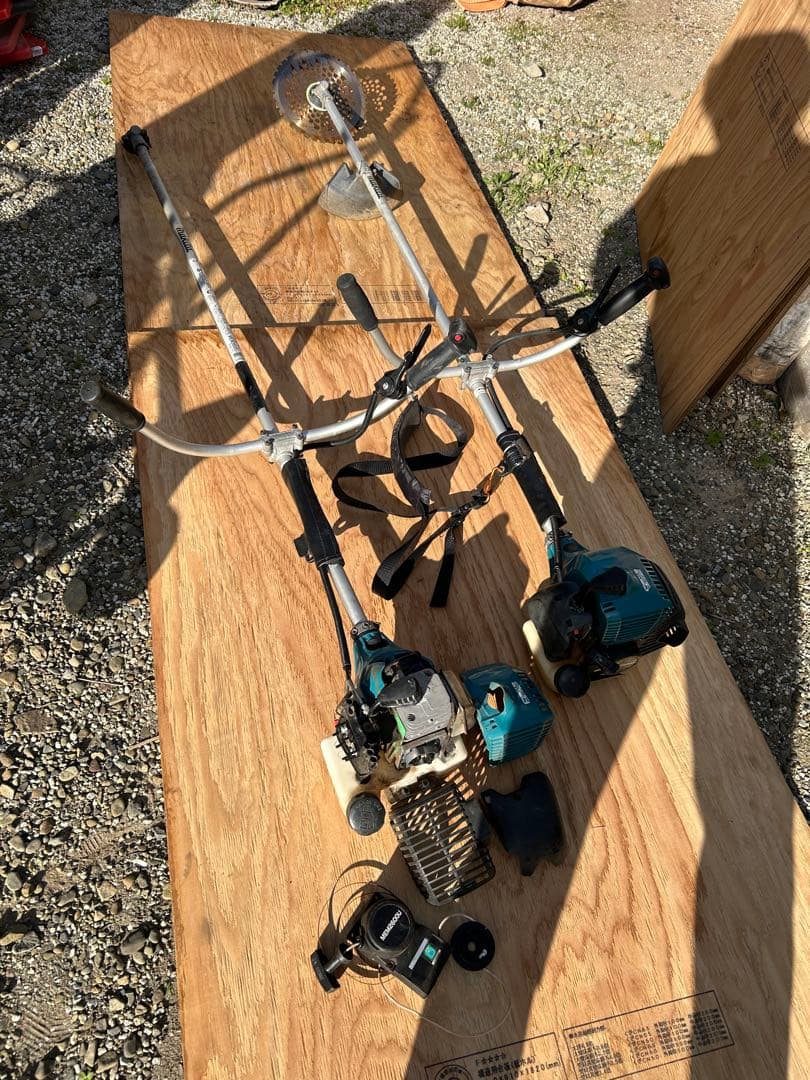 ［引き取り限定］ジャンクMakita 草刈り刃付き2台［MEM2600U］ Yahoo!オークション - マキタ 2サイクル刈払機 MEM2600U ジャンク2本