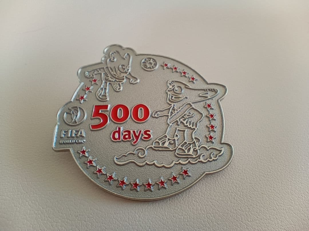 FIFA ワールドカップ カウントダウン500日 ピンバッチ 朝日新聞 - メルカリ