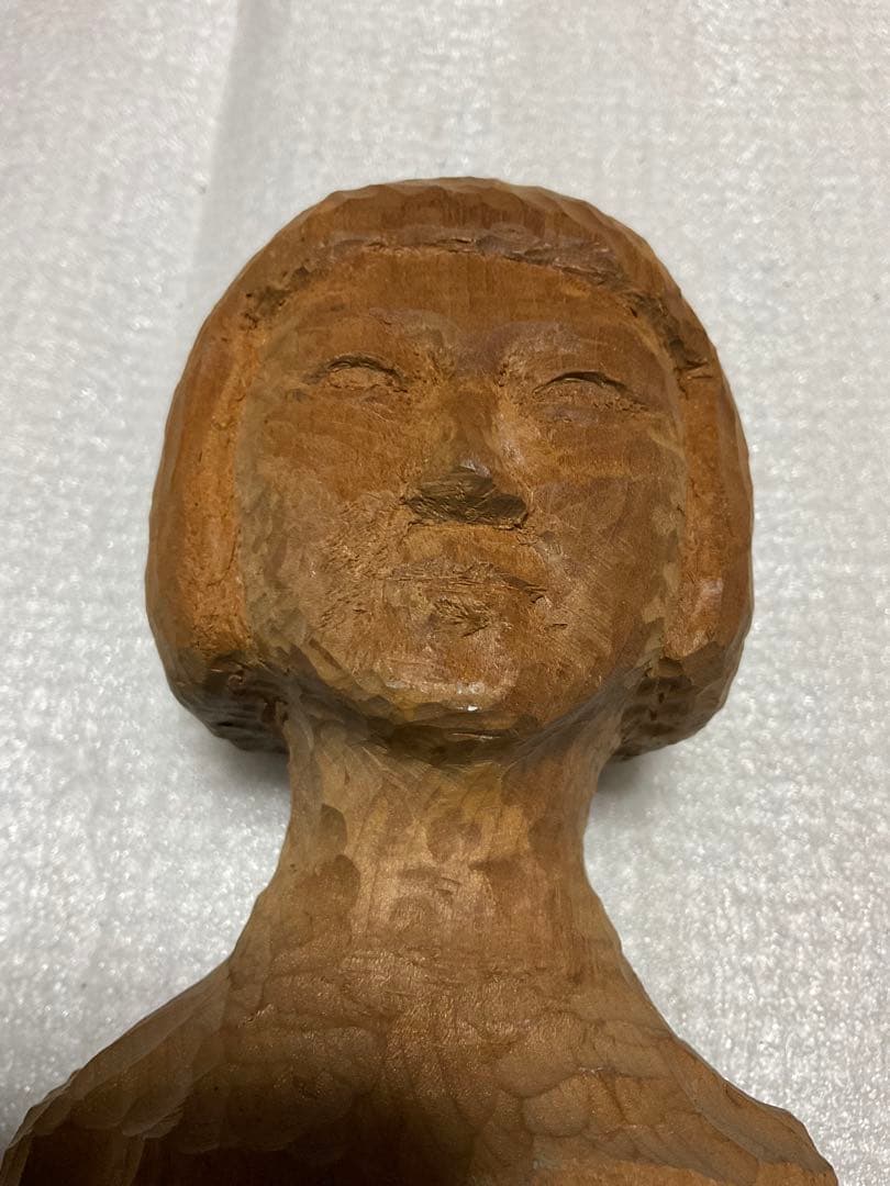 木彫／少女像。使用材料カシノキ。【大きさ／15センチ程のもの】